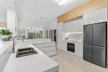 A fresh white kitchen renovation in central Victor Harbor